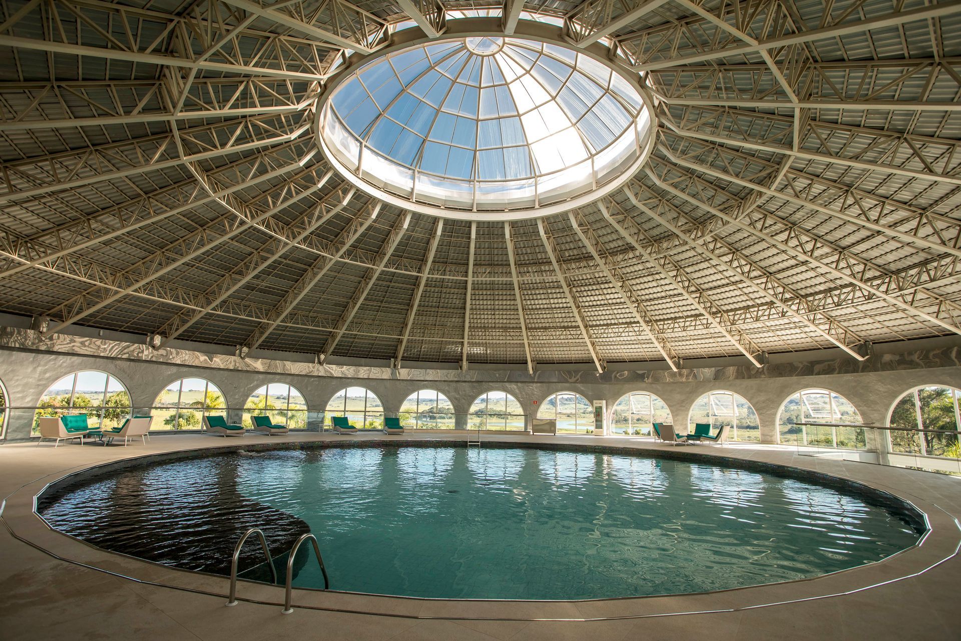 Uma vista aérea de uma grande piscina com um bar no meio.