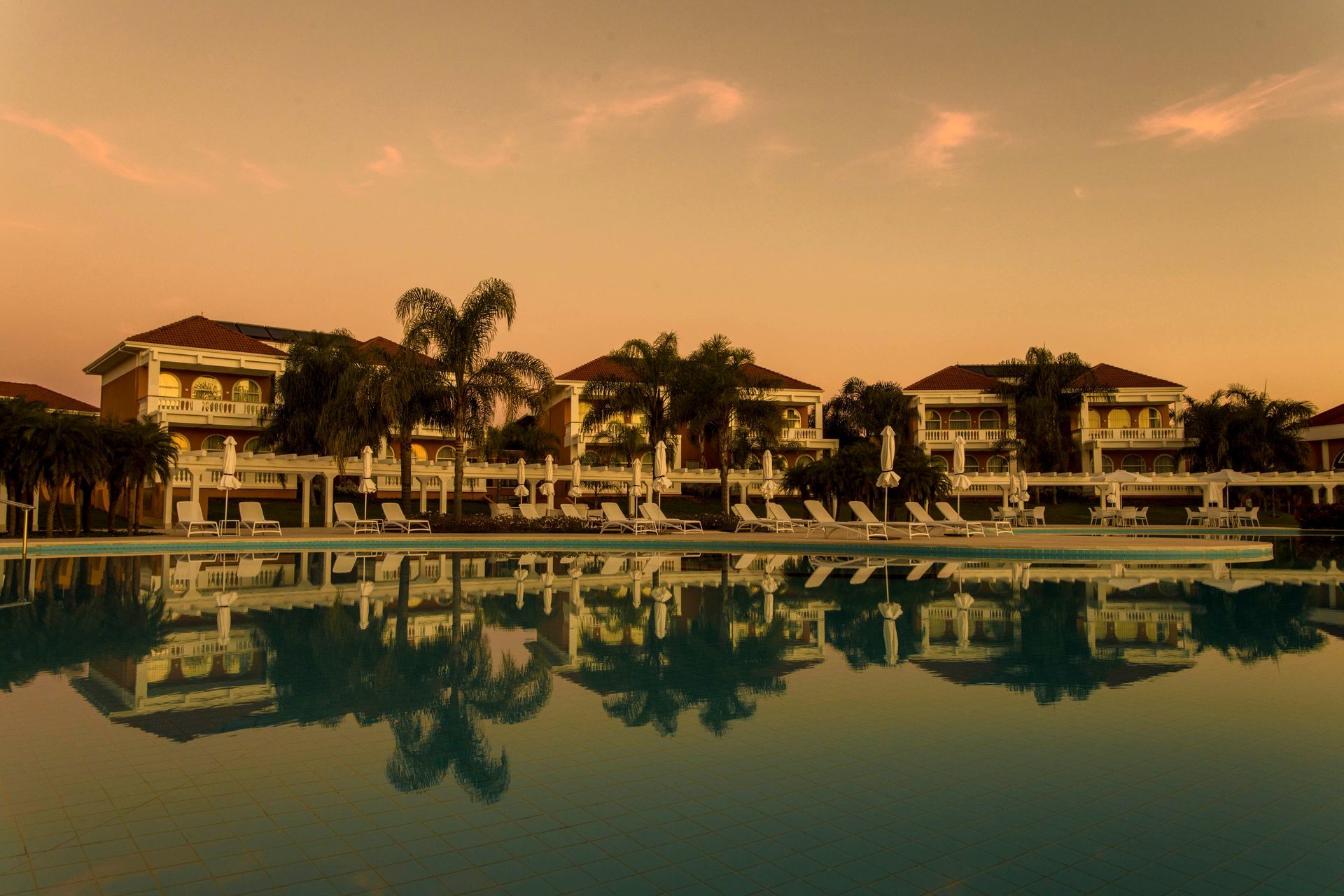 Uma mulher está fazendo uma massagem em outra mulher em um spa.