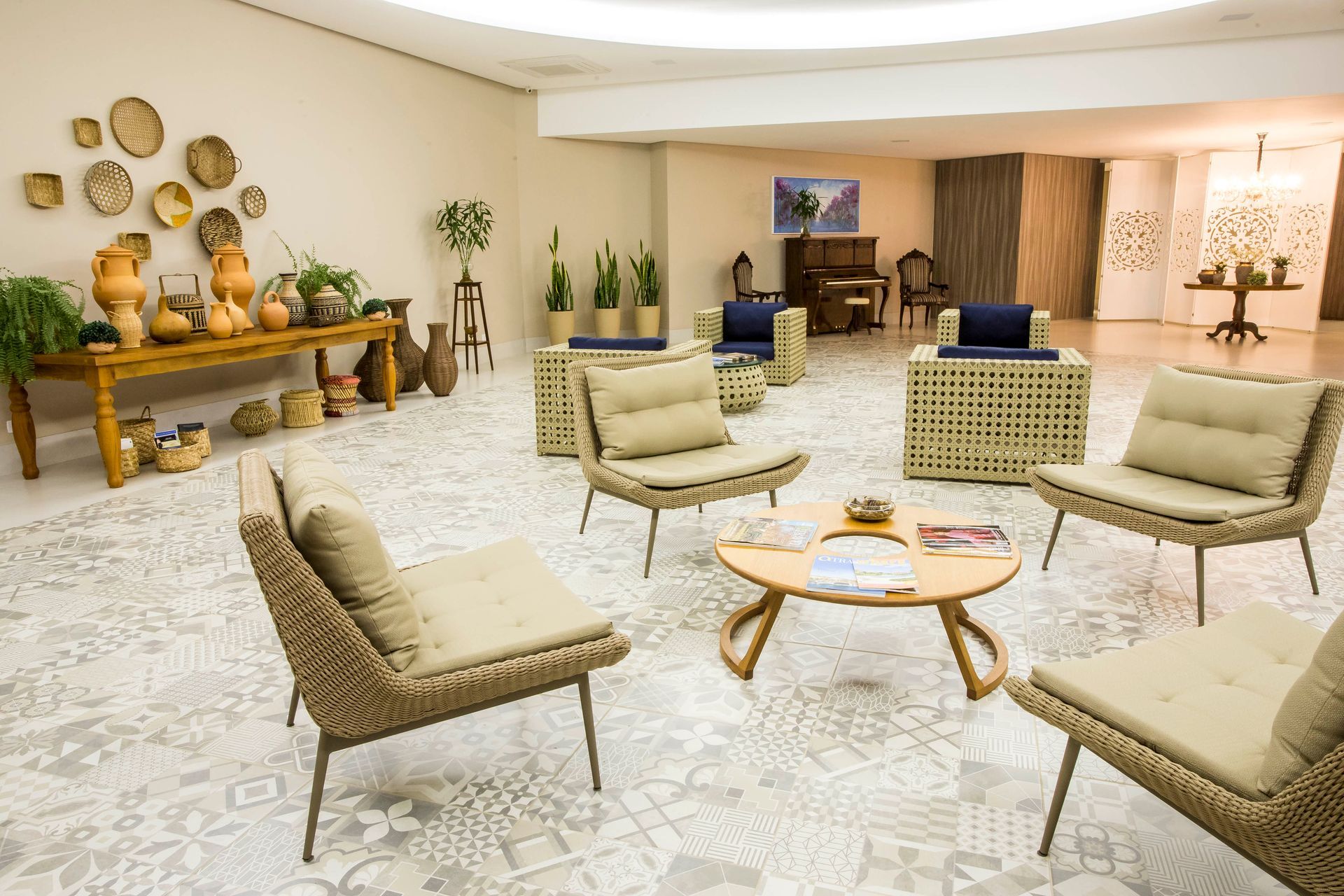 Uma piscina com uma cachoeira ao fundo