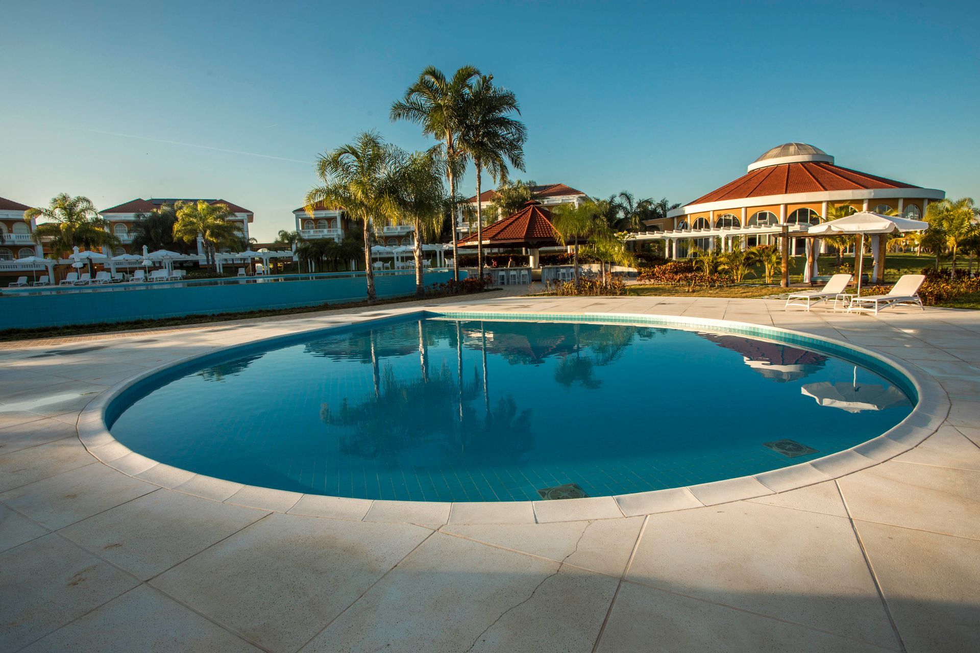 Um homem e uma mulher estão caminhando rio abaixo de mãos dadas.