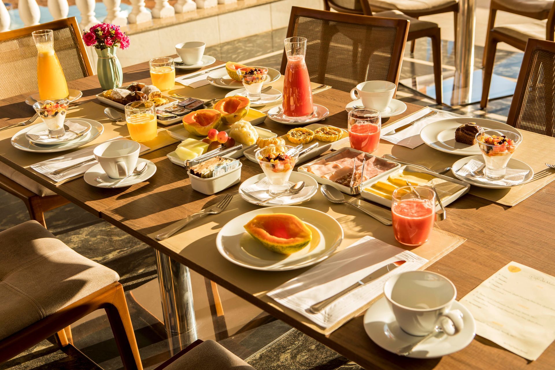 Há um volante no meio da sala.