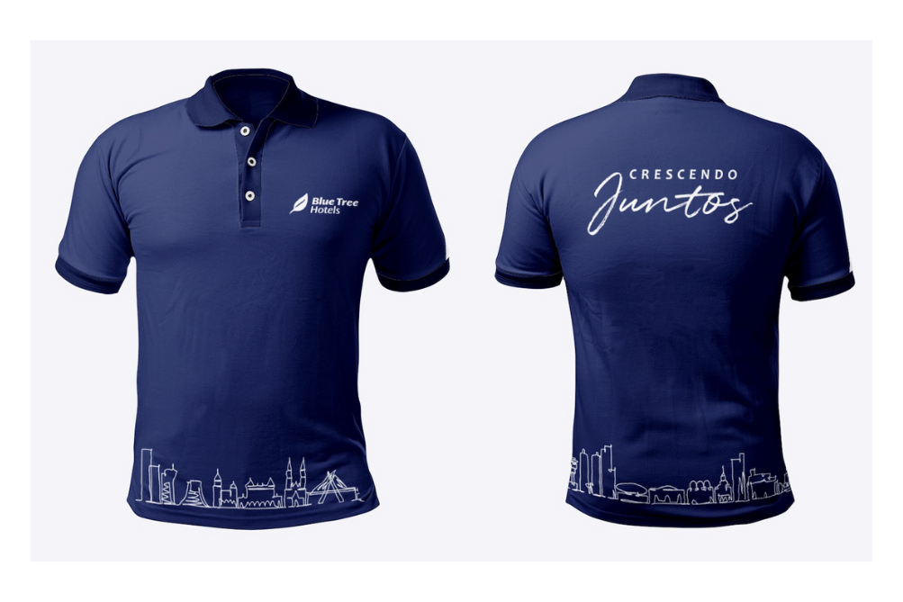 A frente e as costas de uma camisa polo azul com o horizonte de uma cidade estampado.