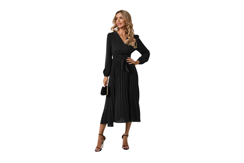 Uma mulher está usando um vestido preto plissado e segurando uma bolsa.