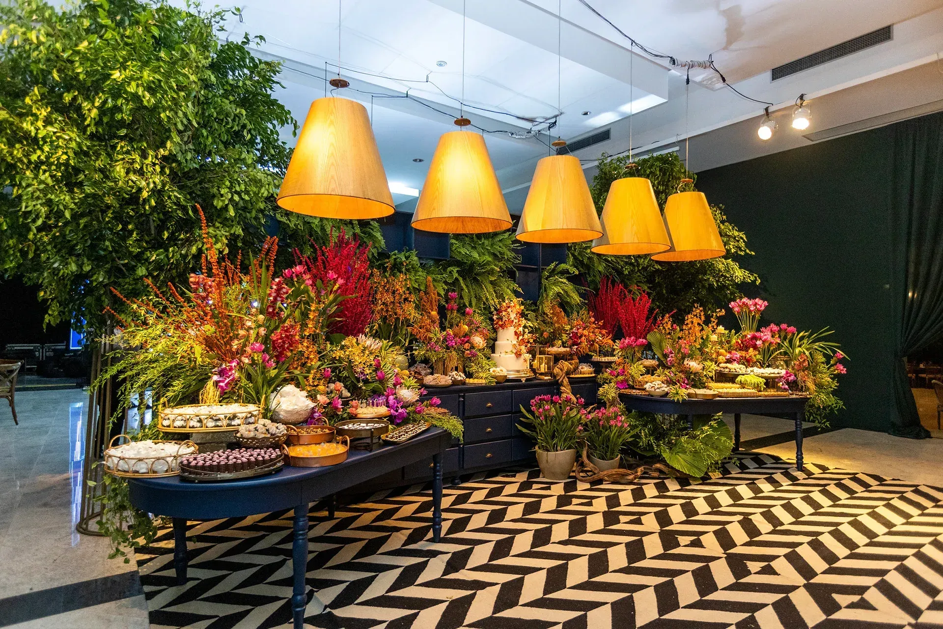 Uma mesa coberta com pratos de comida e taças de vinho.