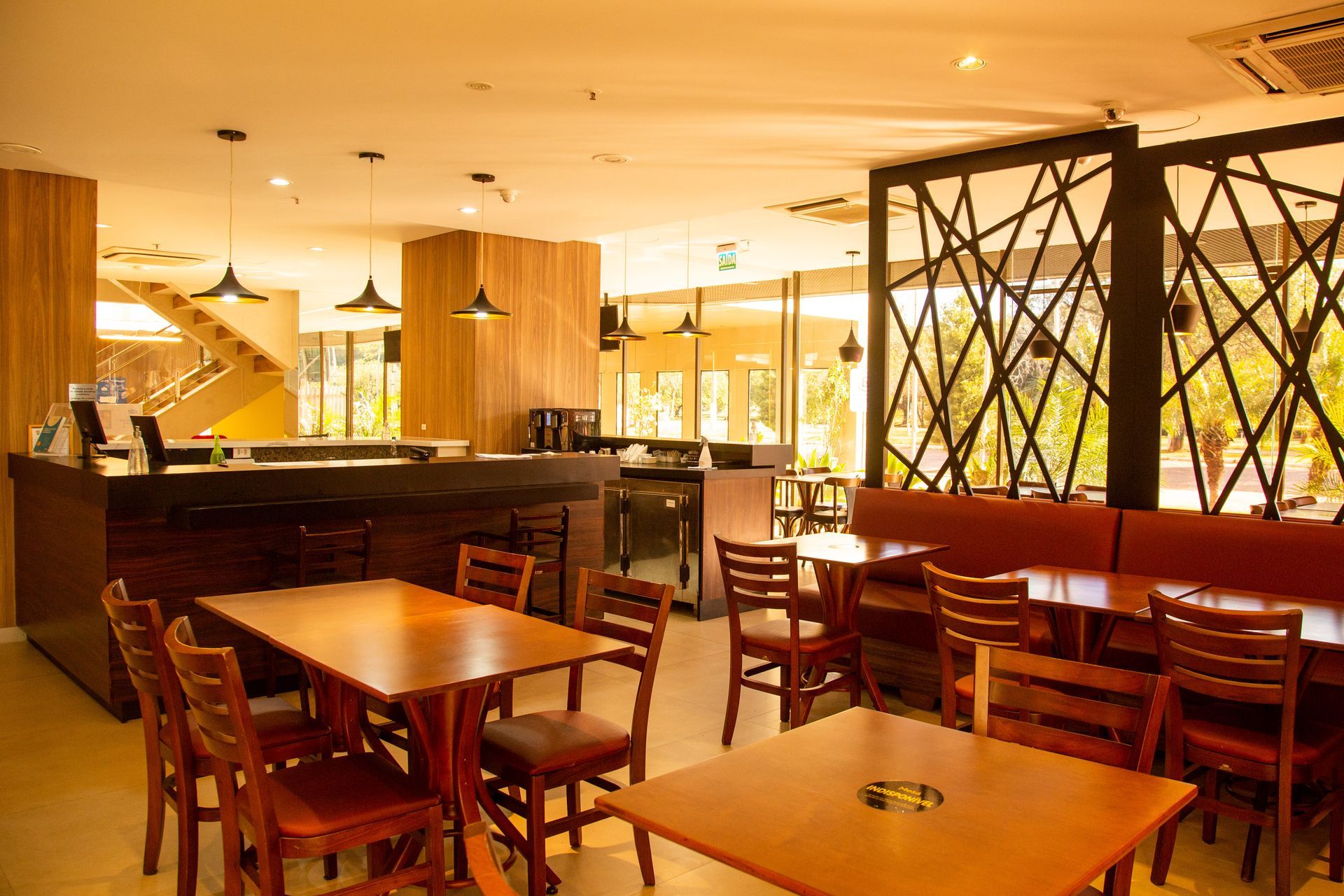 Um restaurante com mesas e cadeiras e um bar