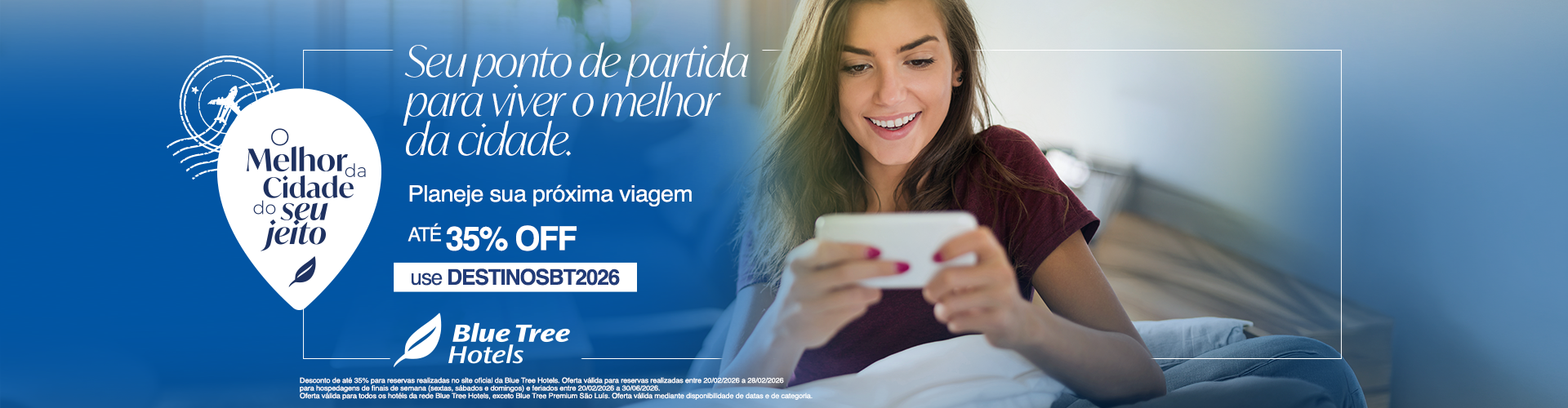 Um grupo de pessoas estão de pé, uma ao lado da outra, sorrindo.