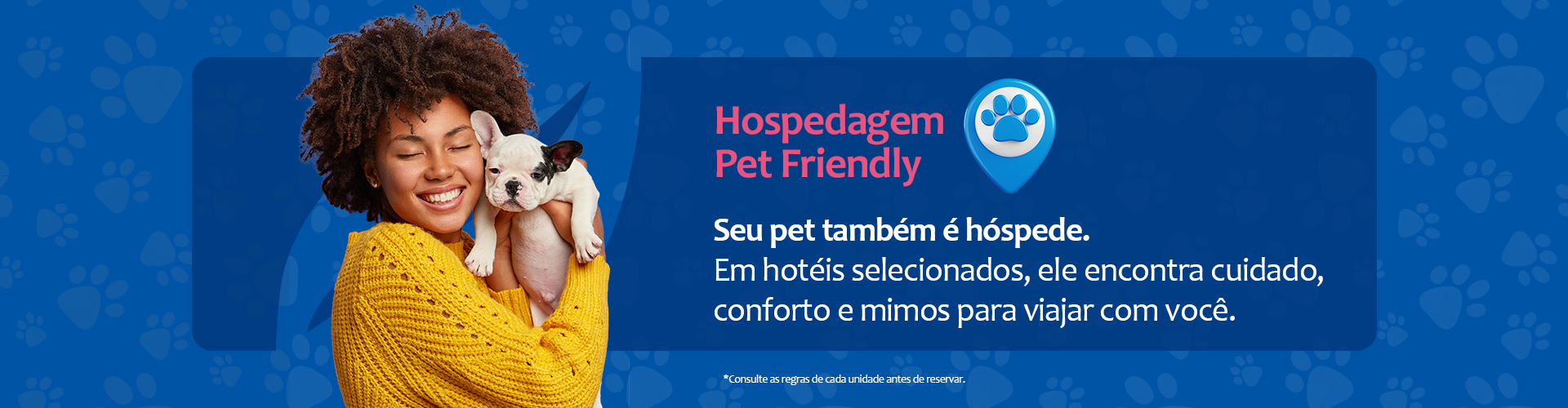 Um grupo de pessoas estão de pé, uma ao lado da outra, sorrindo.