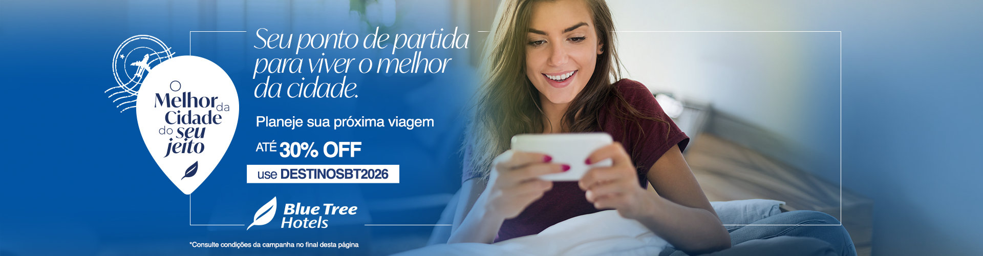 Um grupo de pessoas estão de pé, uma ao lado da outra, sorrindo.