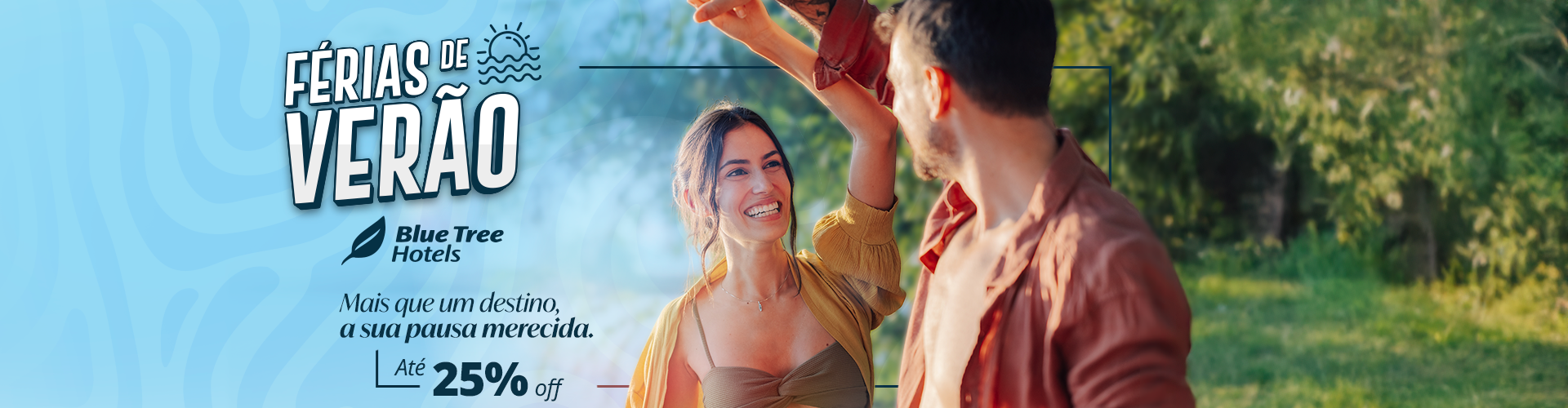 Um grupo de pessoas estão de pé, uma ao lado da outra, sorrindo.