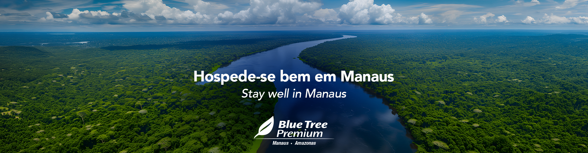 Um grupo de pessoas estão de pé, uma ao lado da outra, sorrindo.