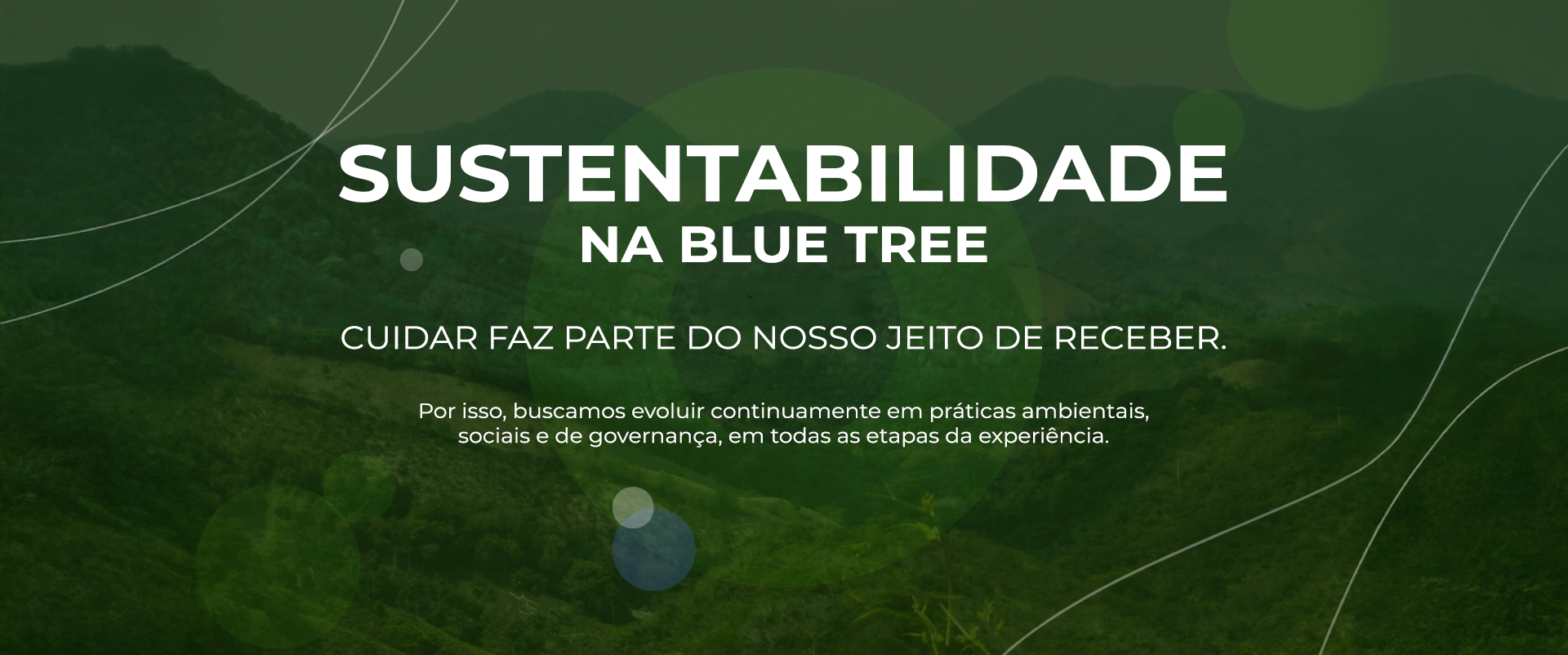 Um grupo de pessoas estão de pé, uma ao lado da outra, sorrindo.