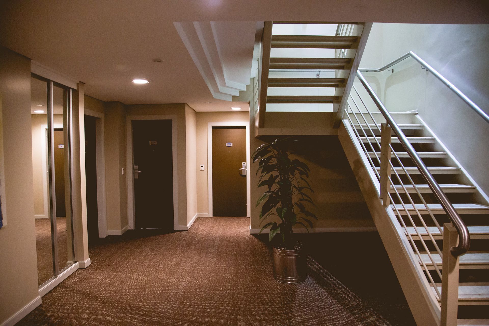 Um corredor com escadas que levam ao segundo andar