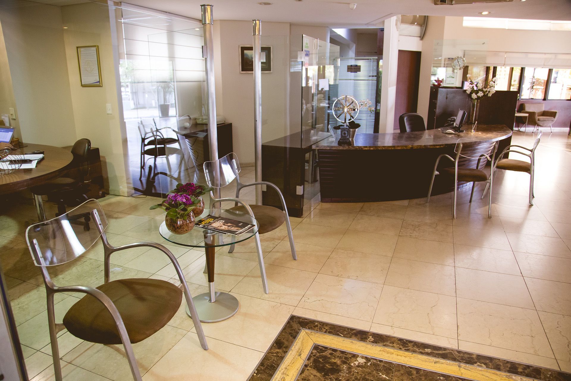 Uma sala com uma mesa e cadeiras