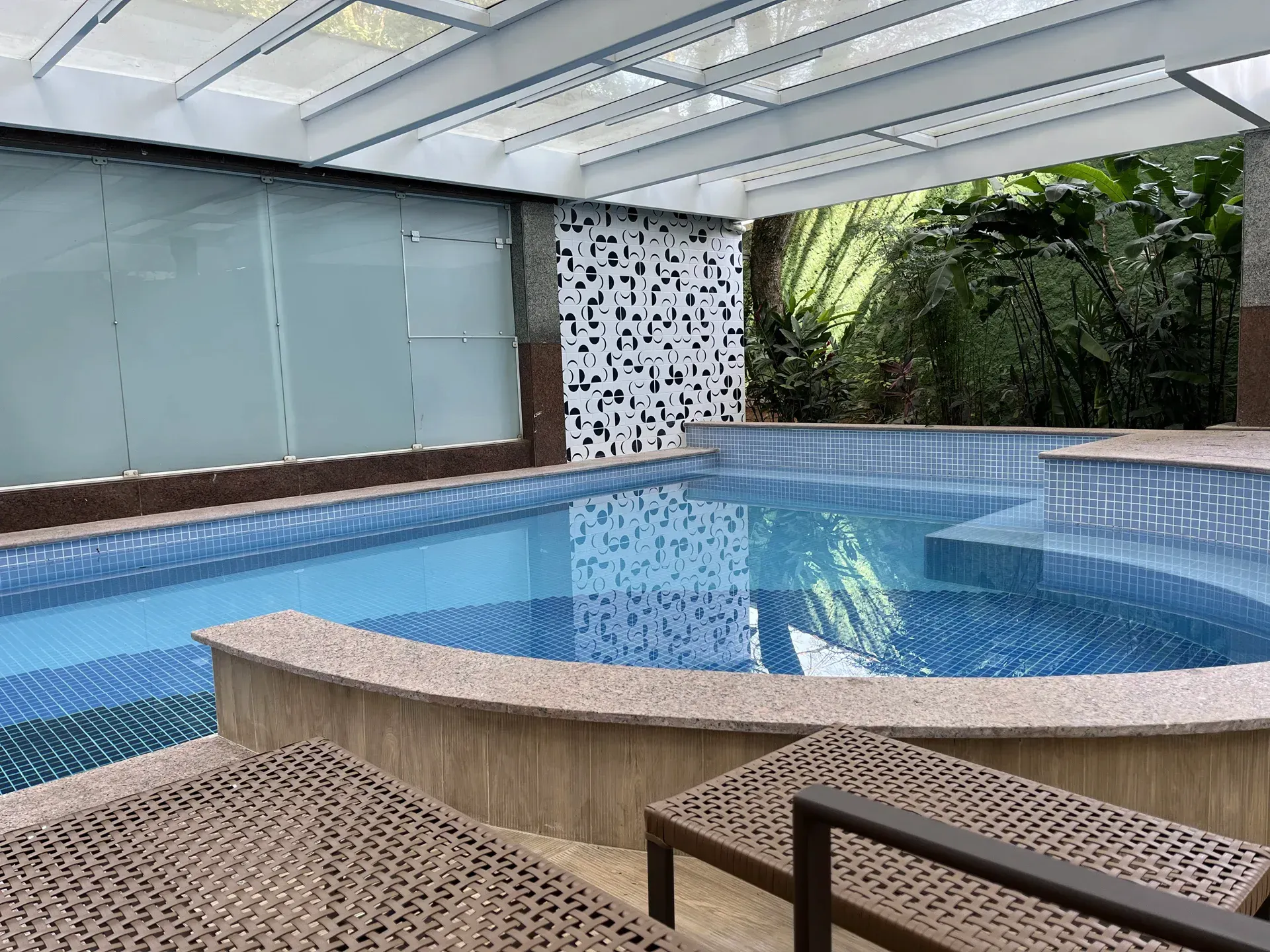 Uma mesa e cadeiras de madeira no lobby de um hotel