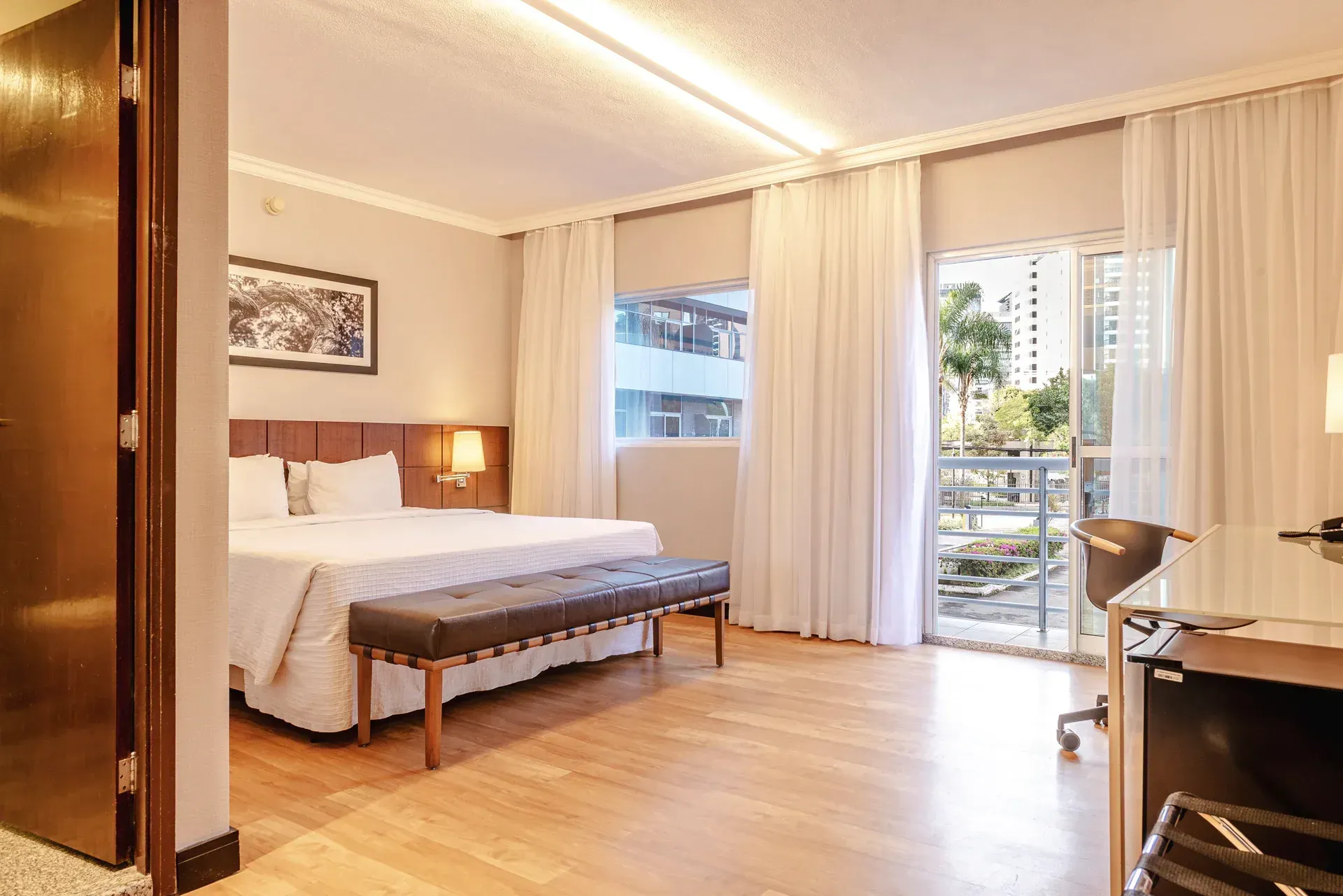 Uma grande piscina é cercada por cadeiras e árvores