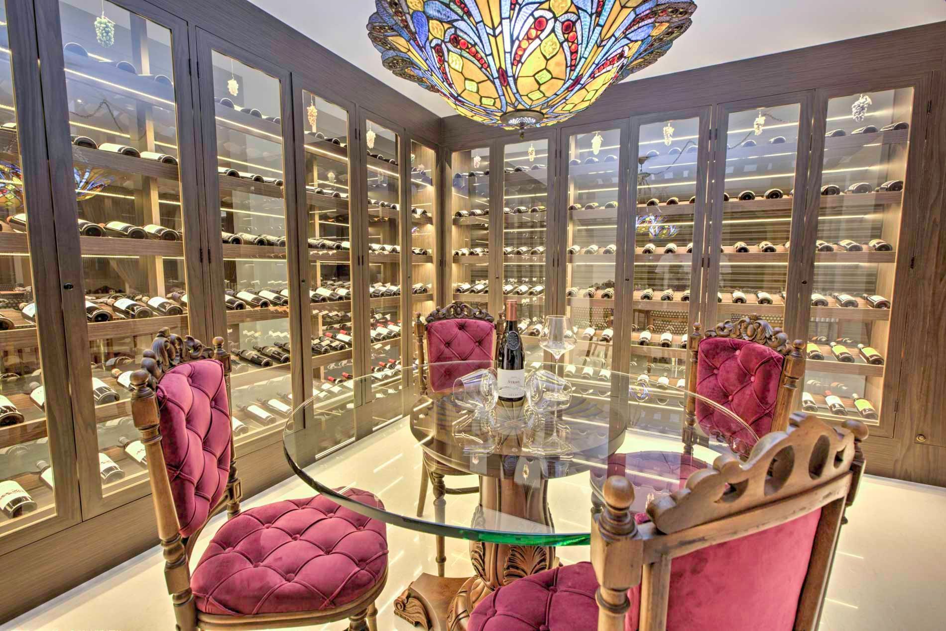 Um menino e uma menina estão jogando pingue-pongue em uma mesa.