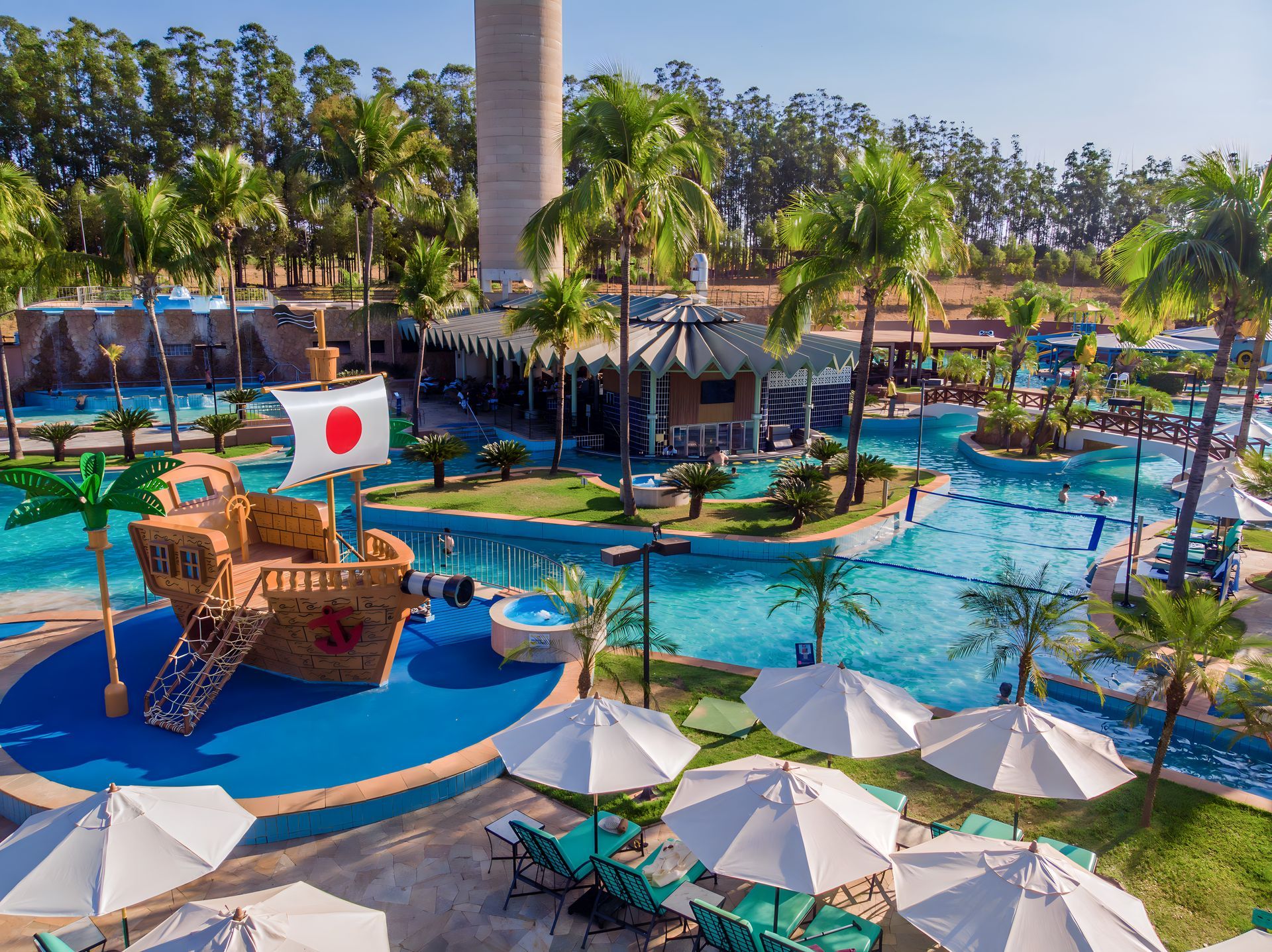 Uma vista aérea de uma piscina com um navio pirata no meio.