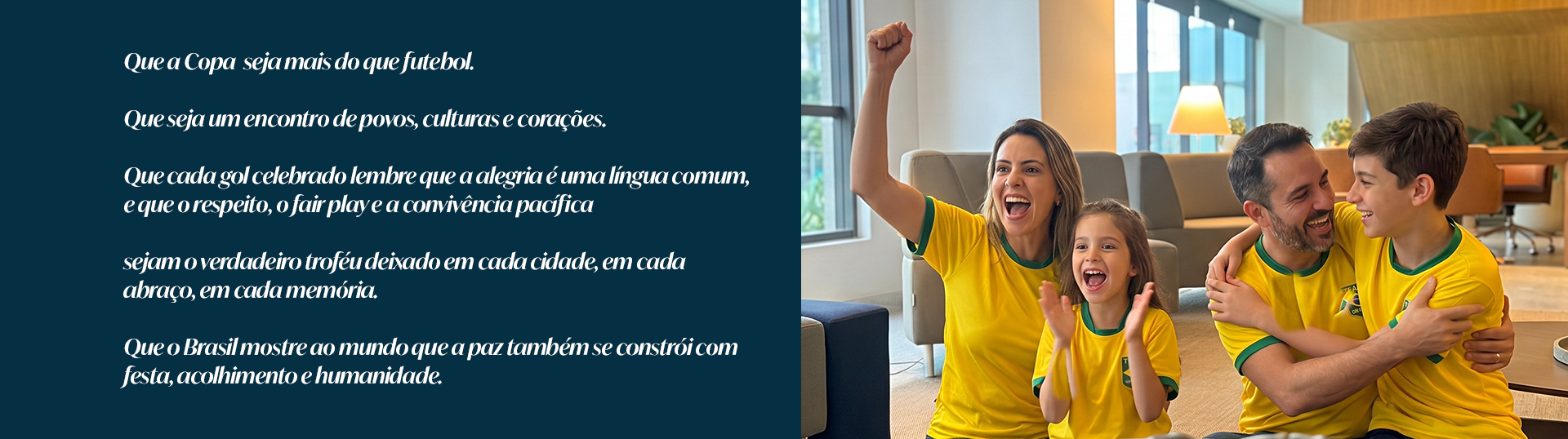 Um grupo de pessoas estão de pé, uma ao lado da outra, sorrindo.