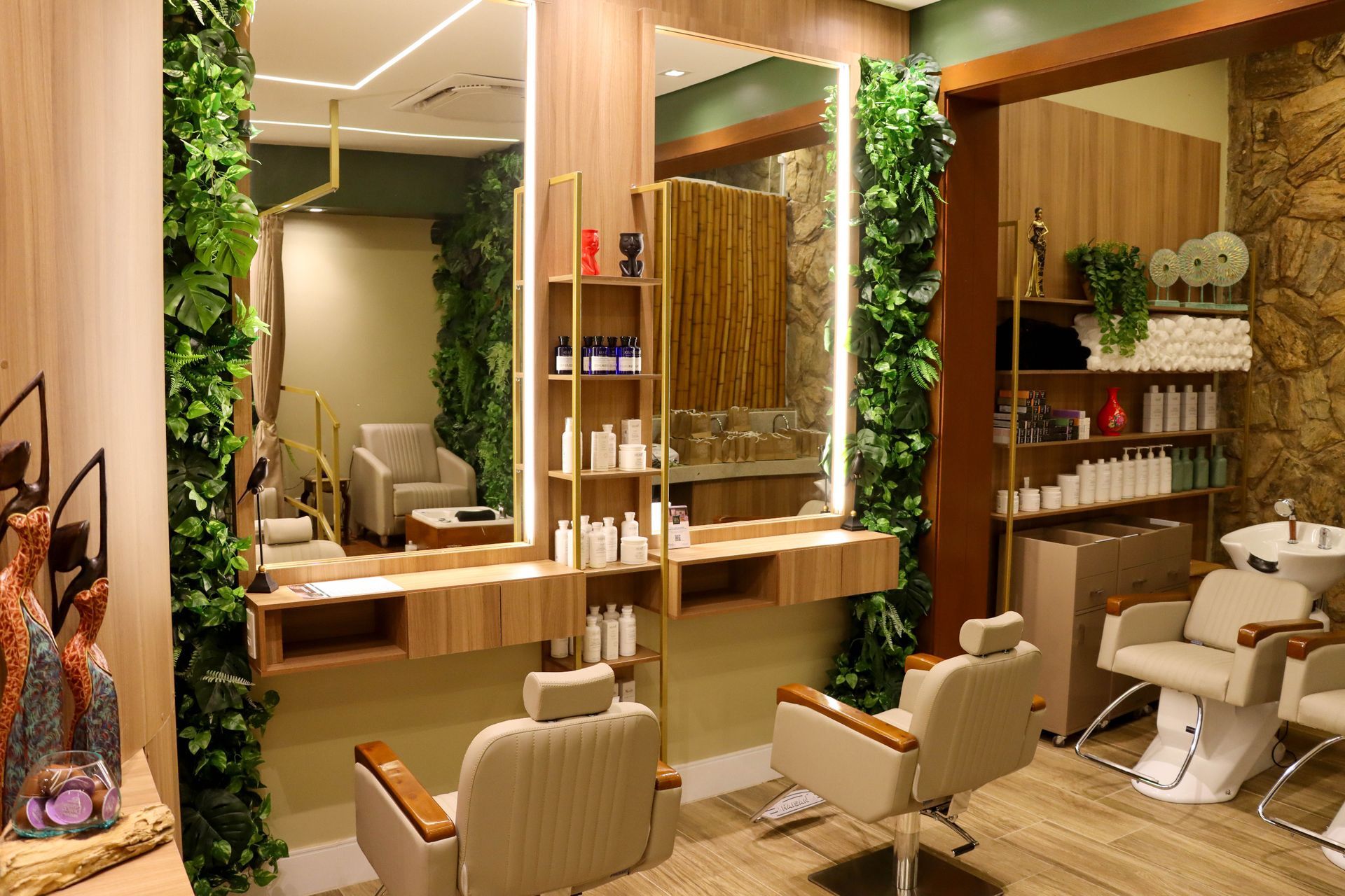 Um salão de cabeleireiro com duas cadeiras e uma pia.