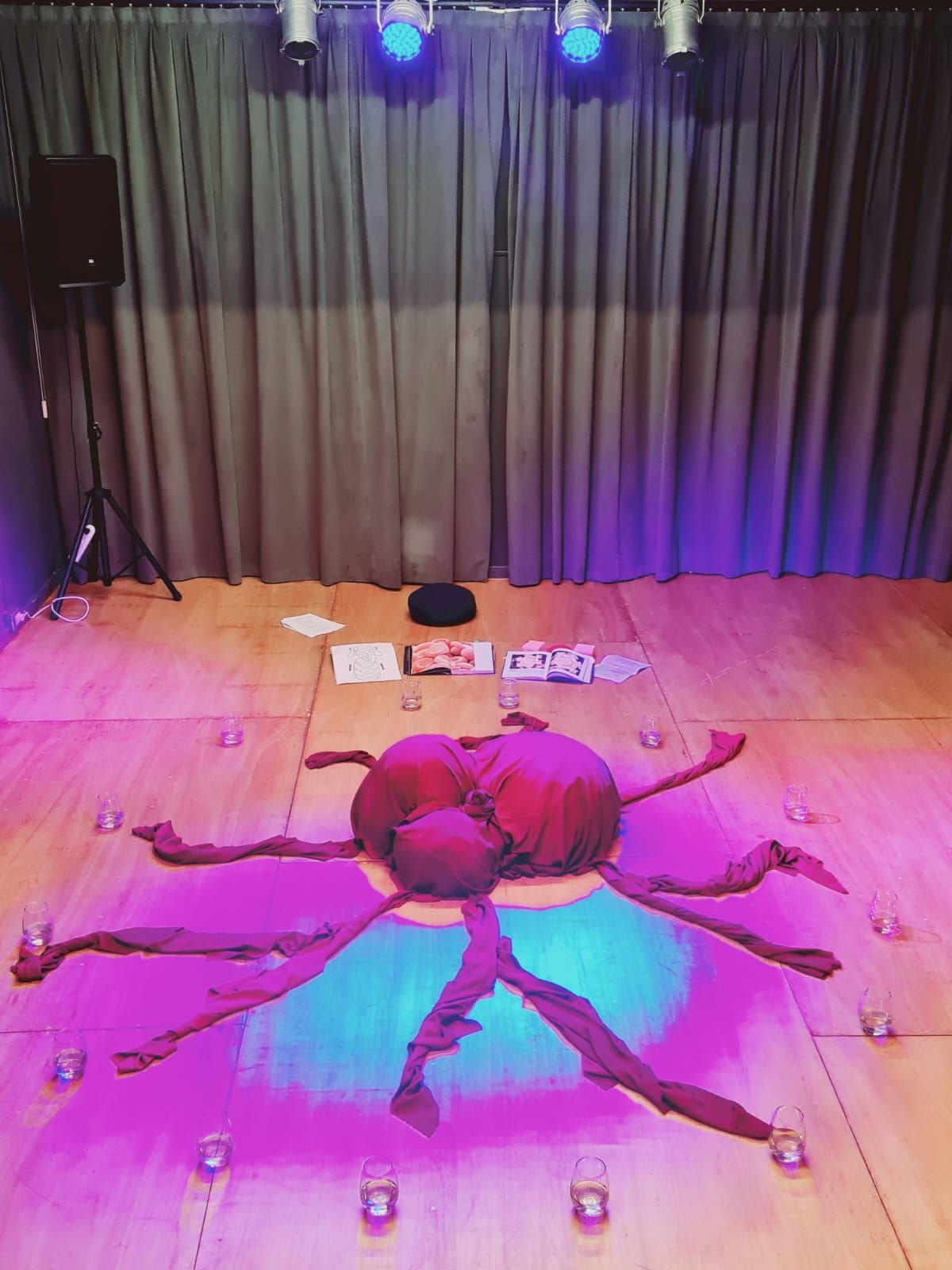 Una persona está tumbada en el suelo de una habitación con una araña en el suelo.