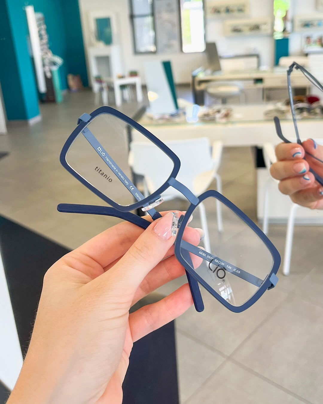 Donna con occhiali e capelli colore blu