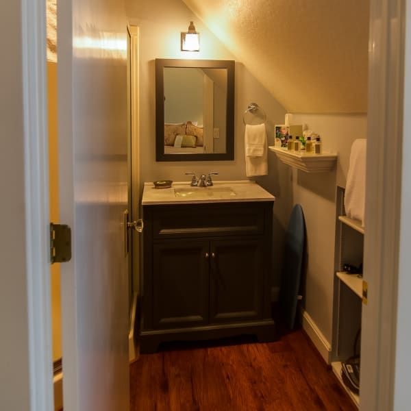 A bathroom with a sink and a mirror