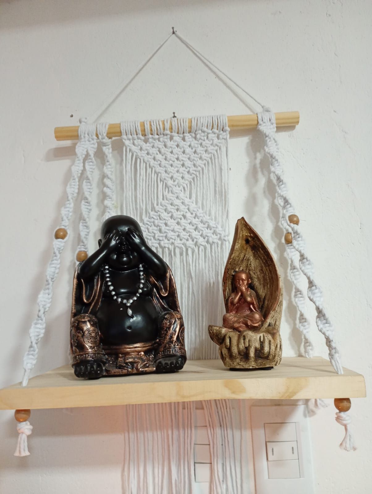 Tazas coloridas sobre frascos de vidrio etiquetados. Etiquetas visibles de