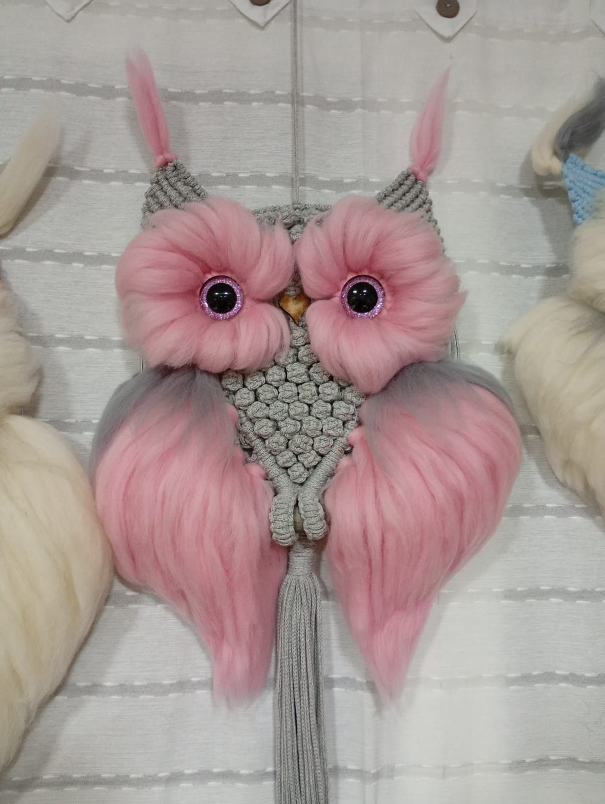 Botella de agua y plato con temática de Jurassic World. Ilustración de un raptor azul. Detalles en naranja y rojo.