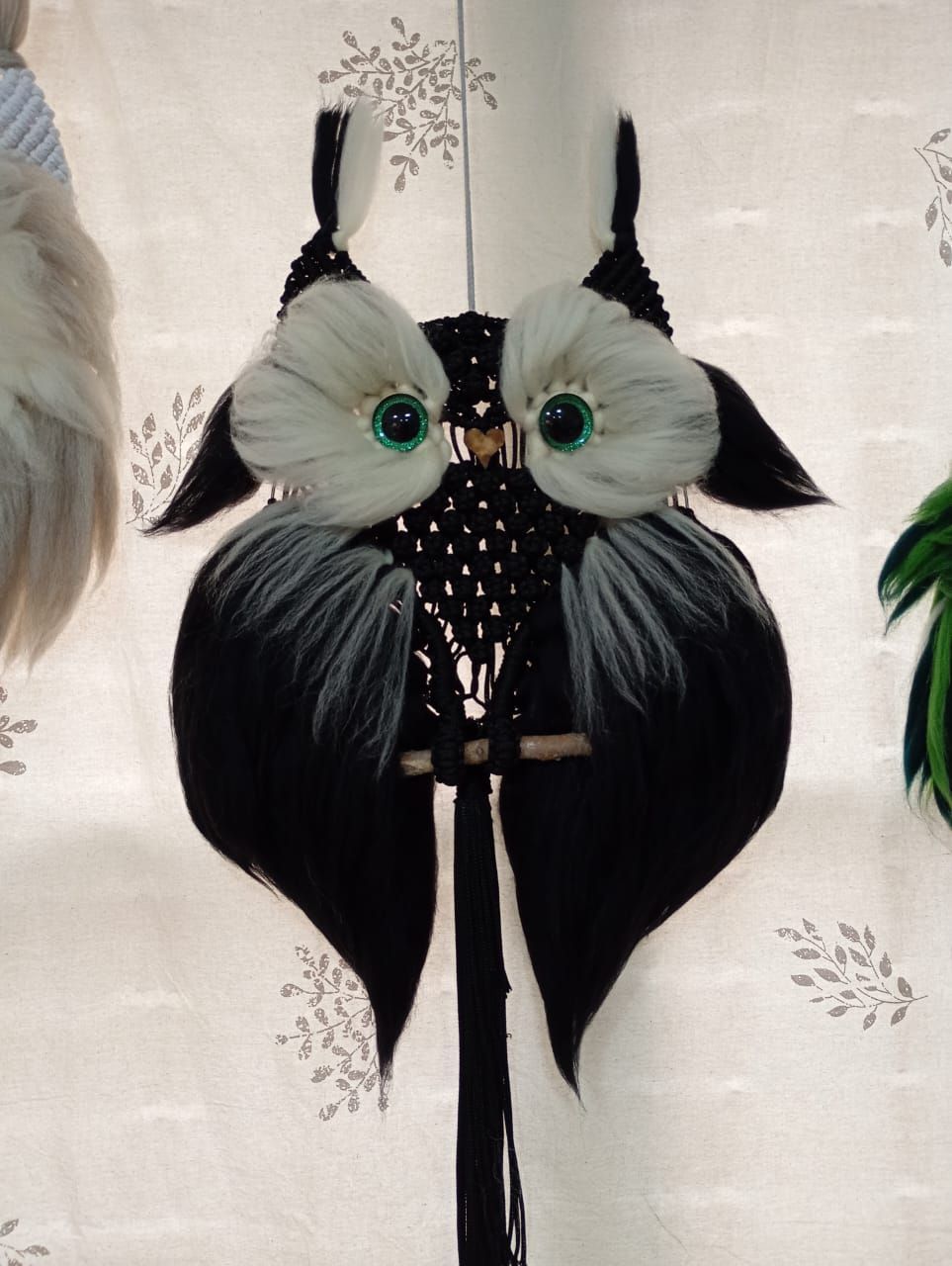 Adorno de pared de búho rosa y gris con plumas lanosas y cuerpo de macramé.