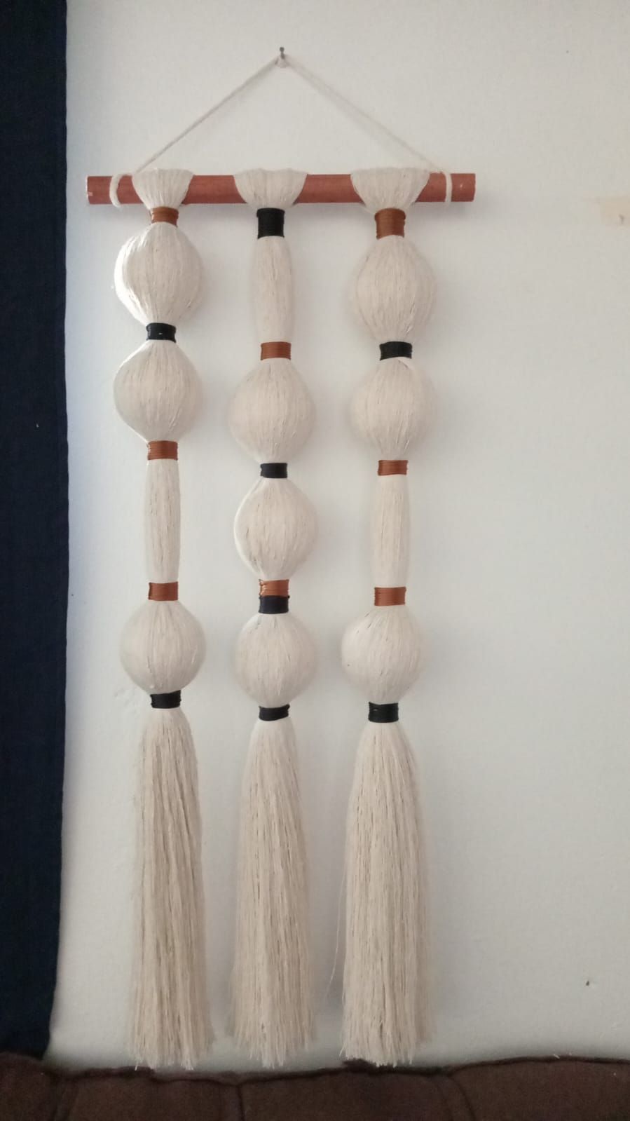 Pasta y hierbas en recipientes de plástico transparente y herméticos con tapas negras. Sobre un fondo de madera blanca.