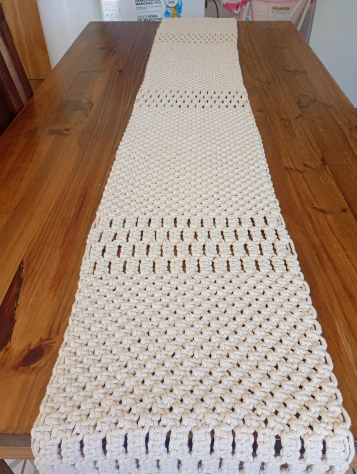 Botella de agua y plato de Mickey Mouse. El plato presenta a Mickey con un borde rojo. La botella tiene un tapón amarillo.