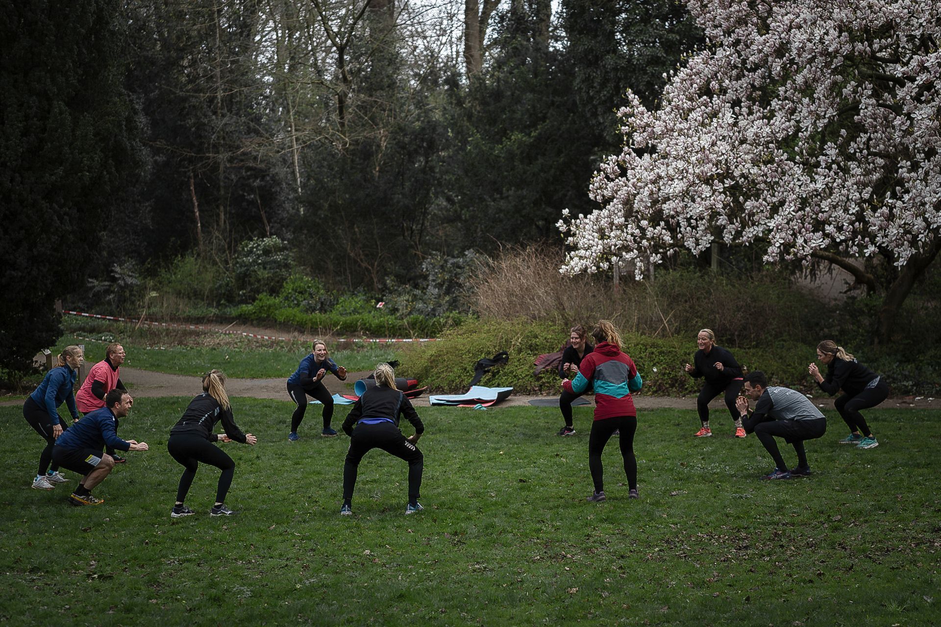 Groepsles bootcamp buitensporten in het park