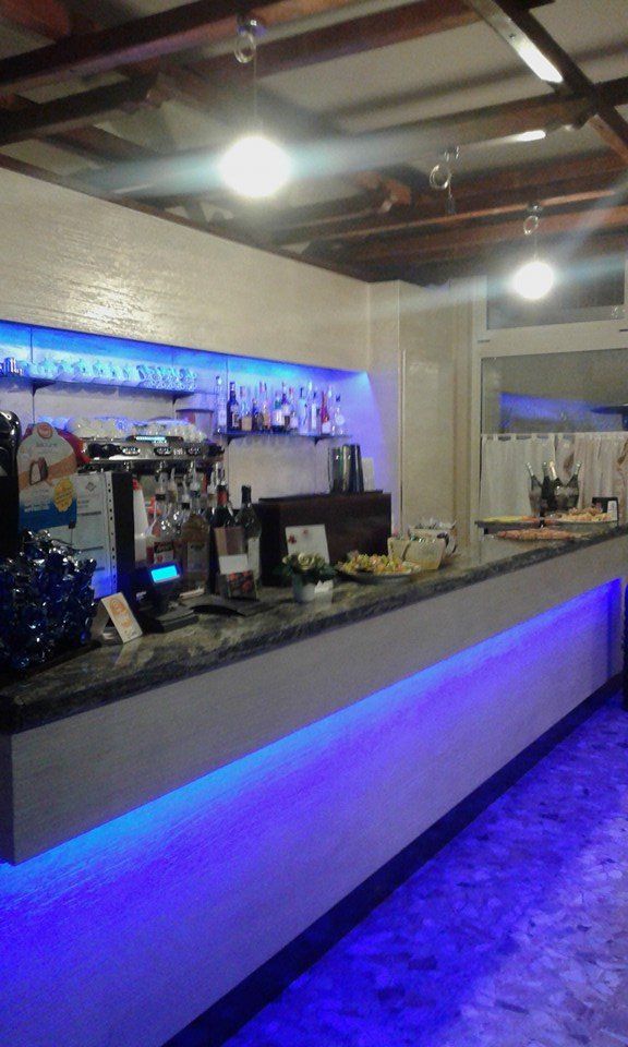 bancone retroilluminato di un locale