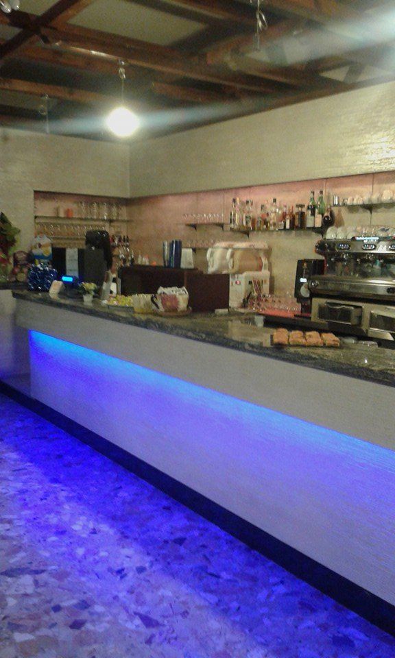bancone di un locale con retroilluminazione
