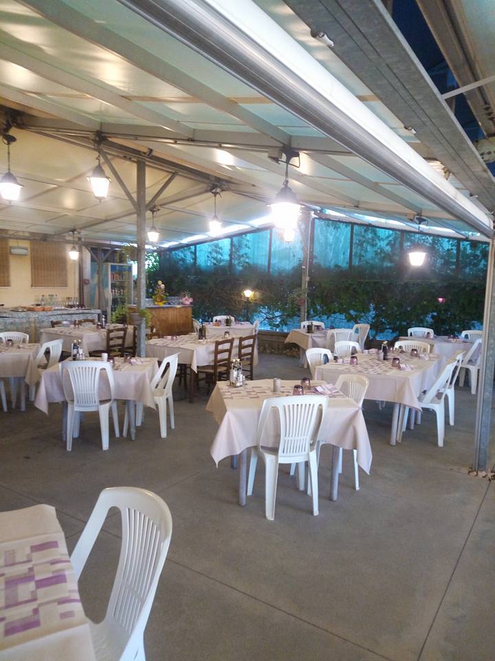 dehors di un ristorante di sera