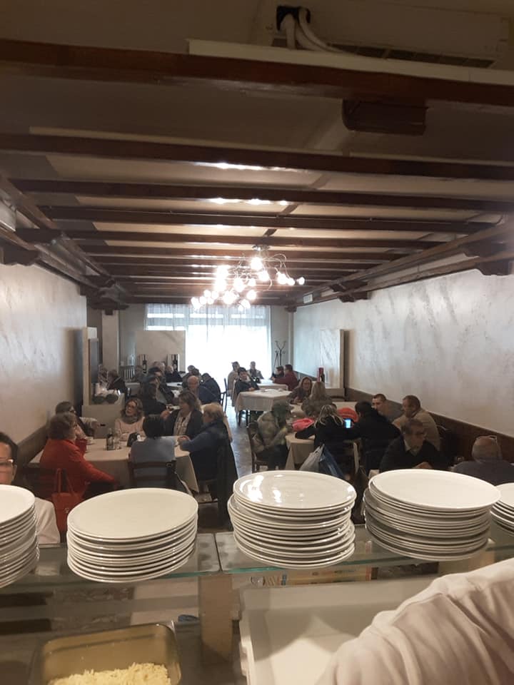 ristorante con clienti seduti ai tavoli