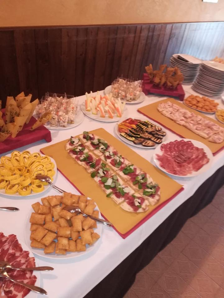 tavolo con stuzzichini per un evento