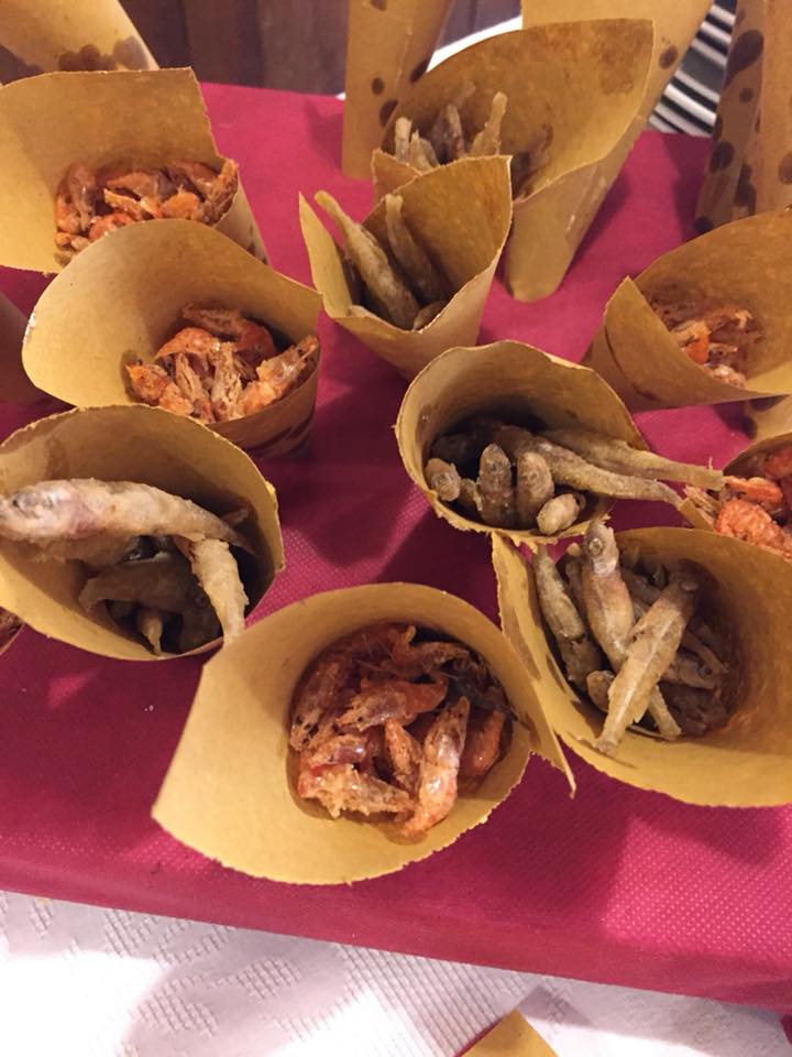 coni di carta con pesci fritti