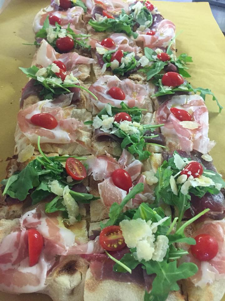 focaccine con prosciutto, rucola e pomodorini