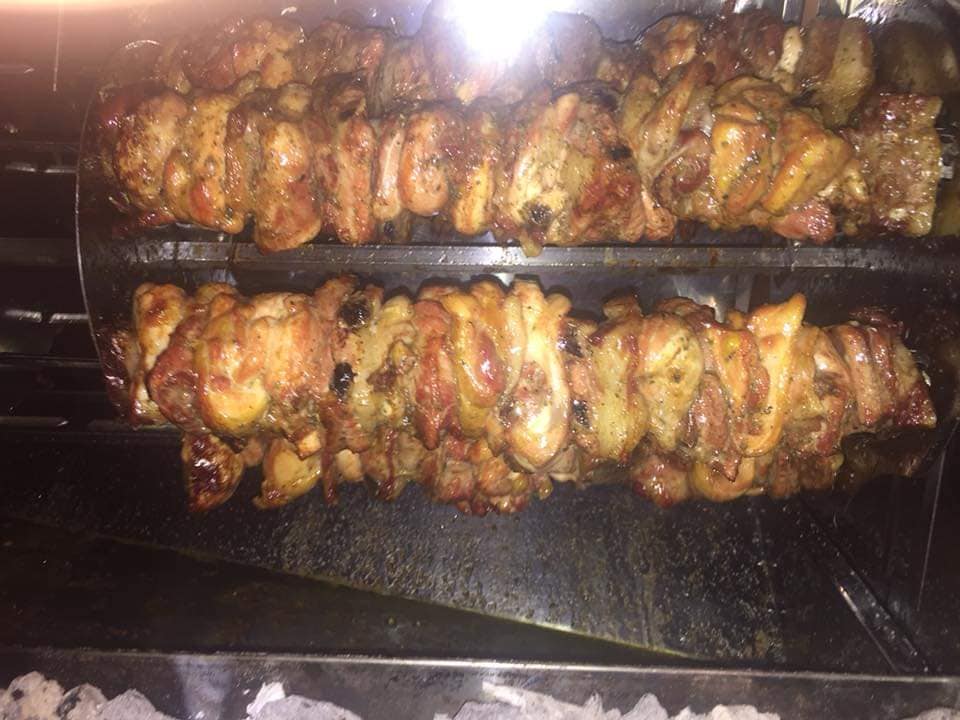 carne allo spiedo in fase di cottura
