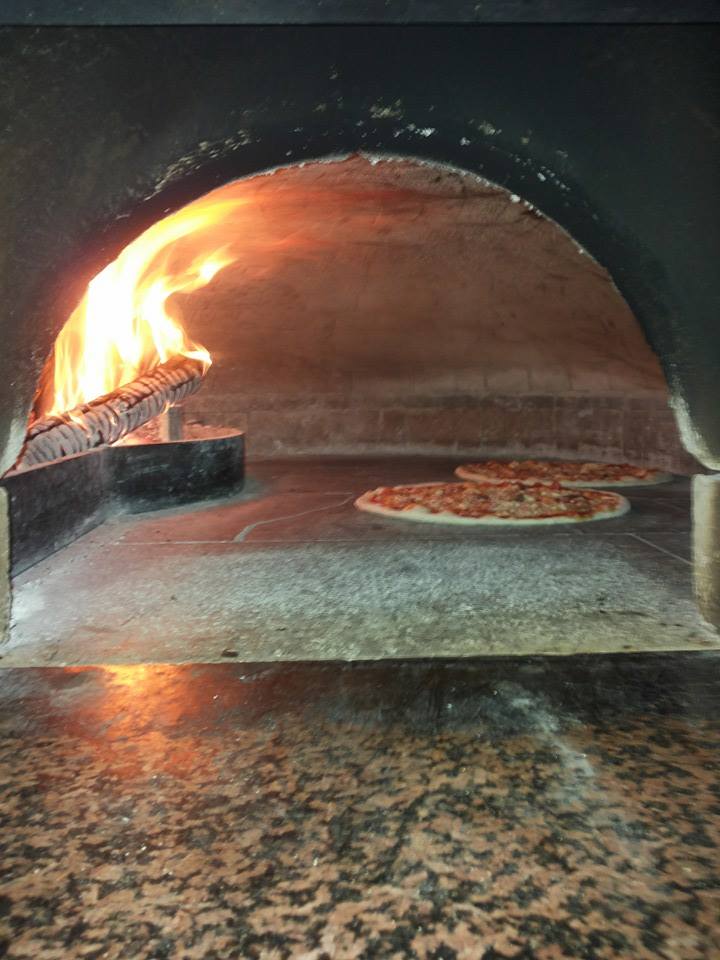 pizze in un forno a legna
