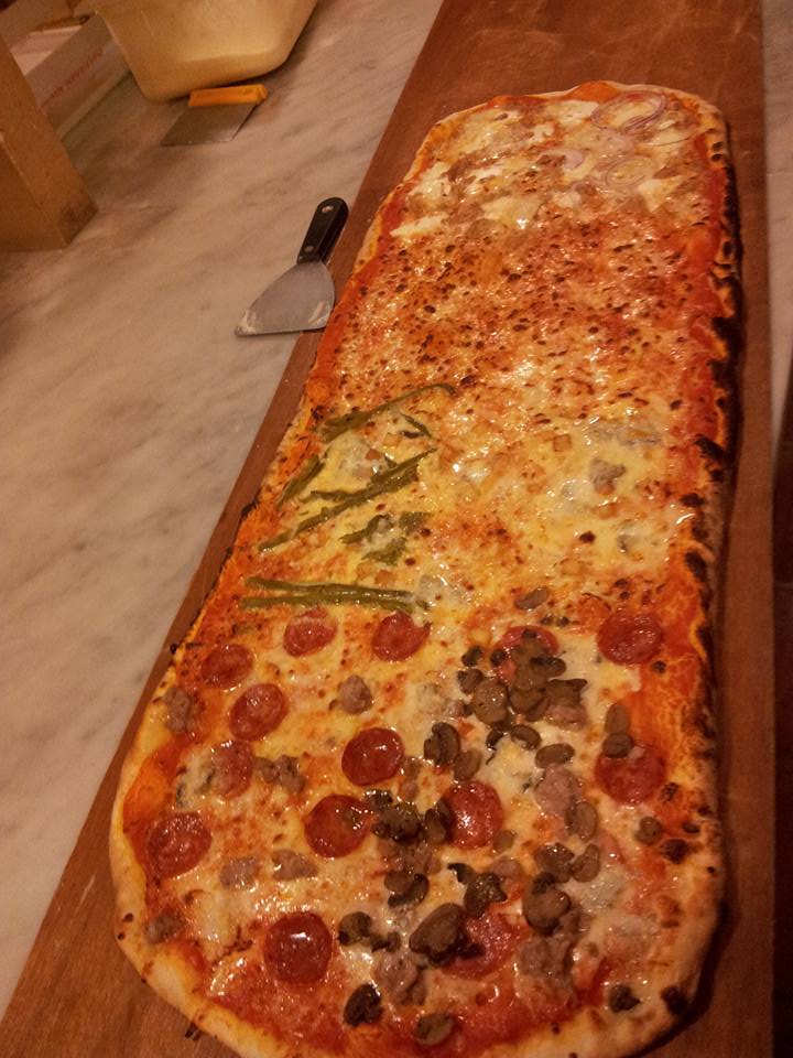 pizza al metro con vari condimenti
