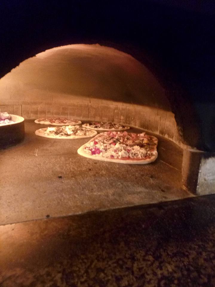 pizze dentro un forno a legna