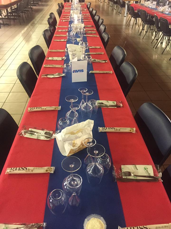 tavolo apparecchiato per un evento