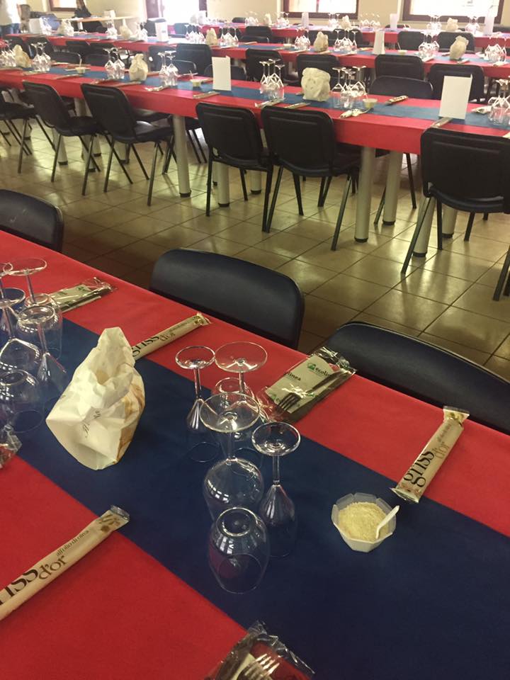 tavoli apparecchiati per un evento