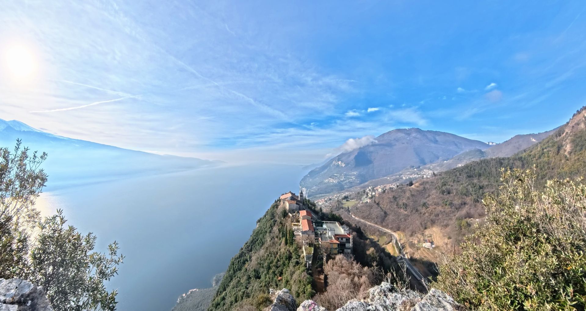 vista sul Lago di Garda e Monte Baldo da Montecastello