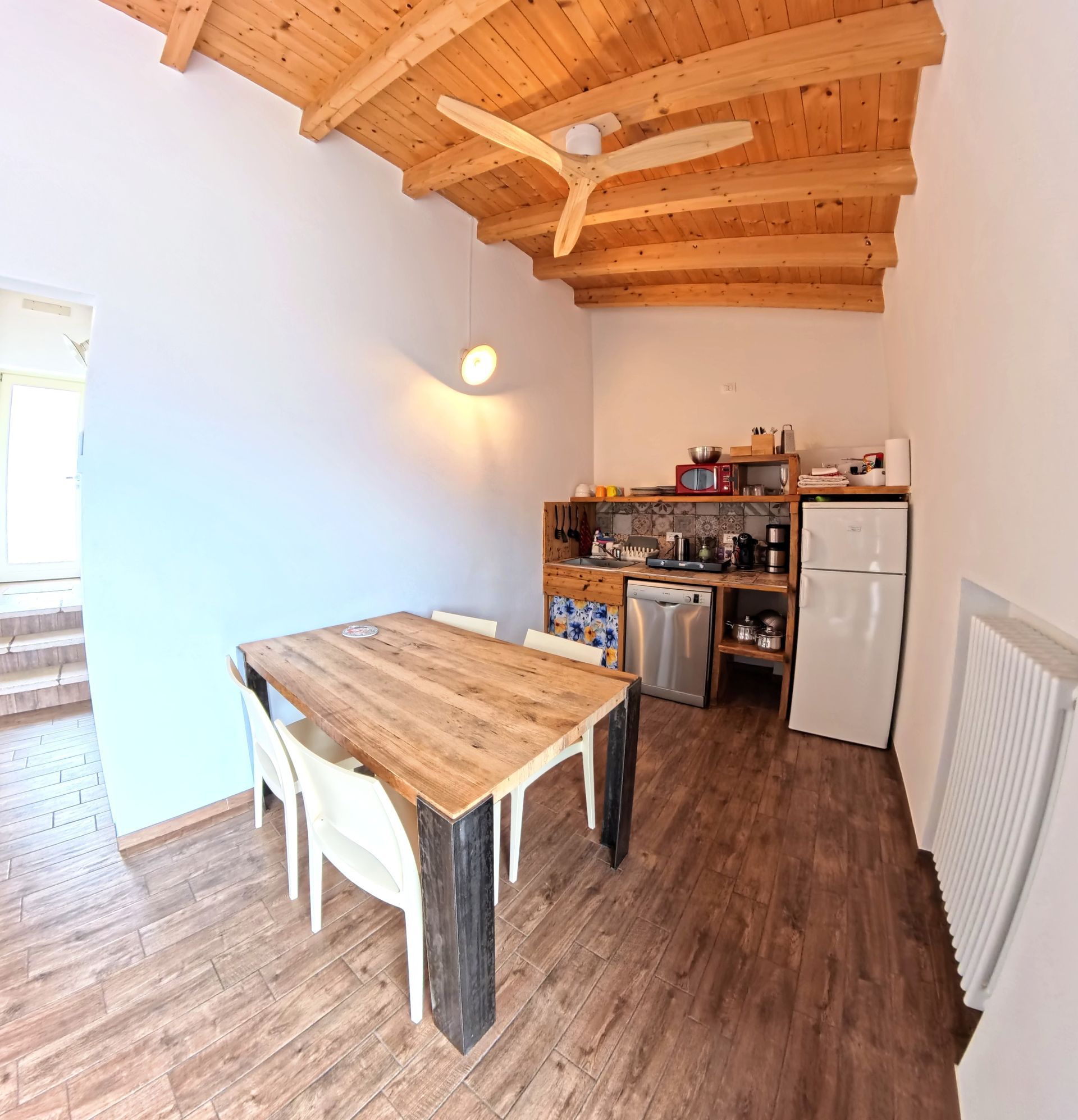 soggiorno luminoso con vista Lago di Garda e Monte Baldo