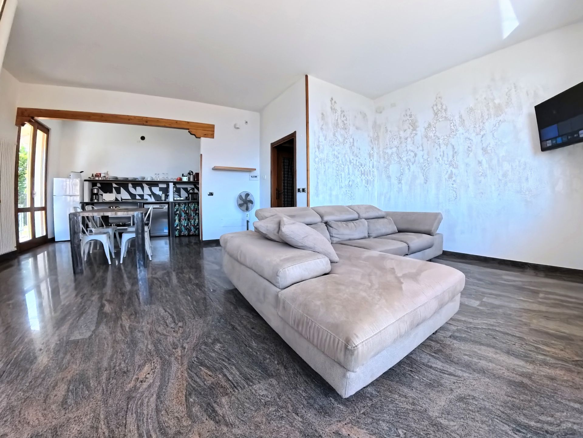 soggiorno luminoso con vista panoramica lago e montagne