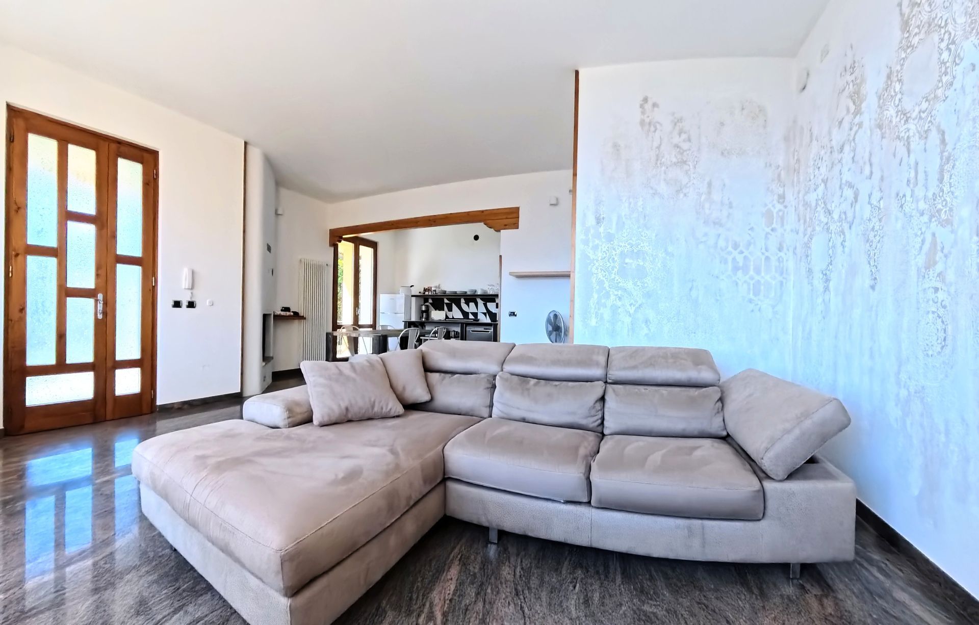 soggiorno luminoso con vista panoramica lago e montagne