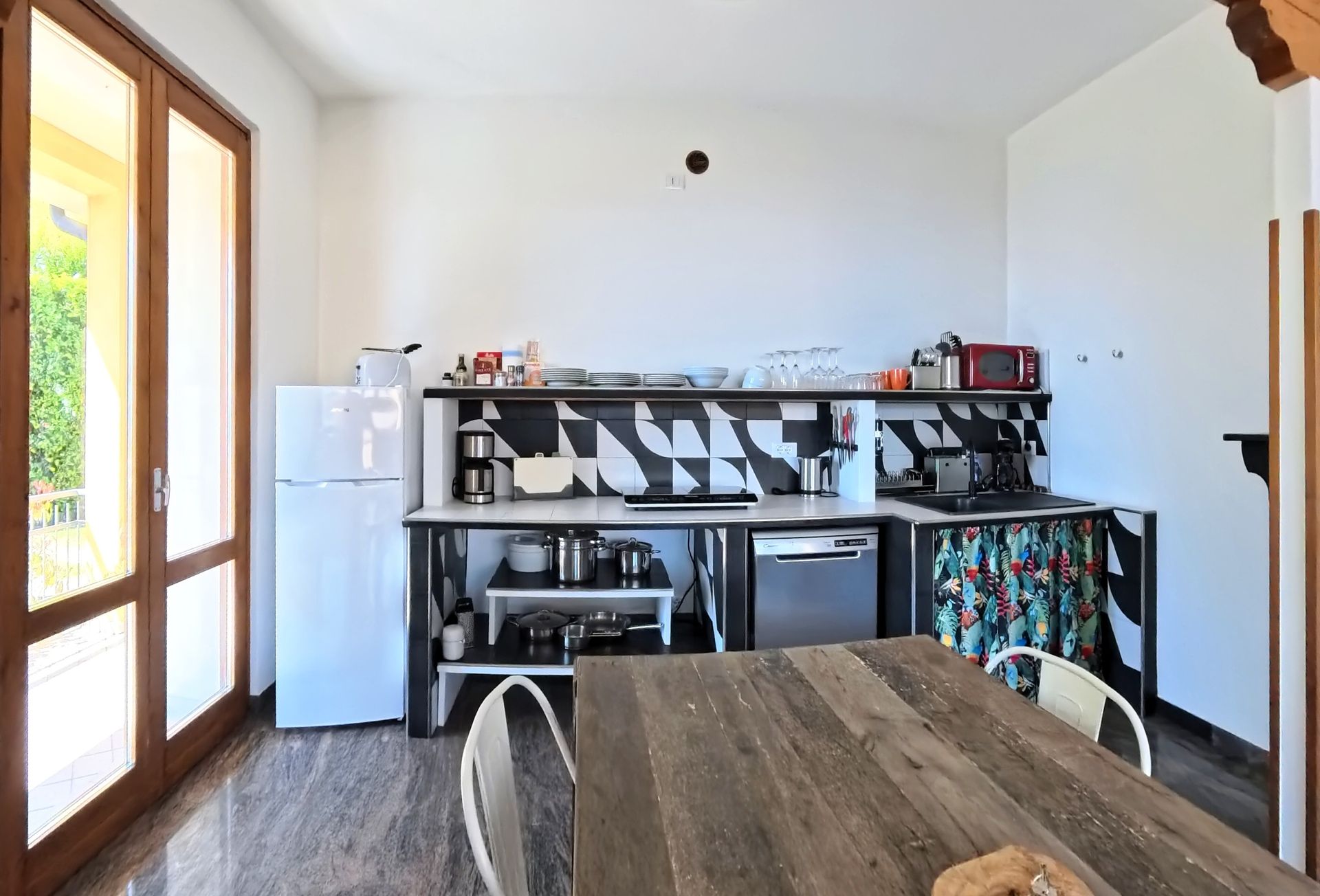 cucina attrezzata in suite con vista panoramica lago